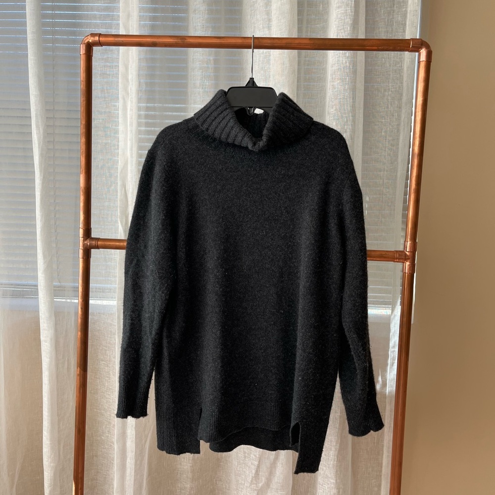 Halogen turtleneck cashmere sweater in dark grey. Size XS. Great condition.